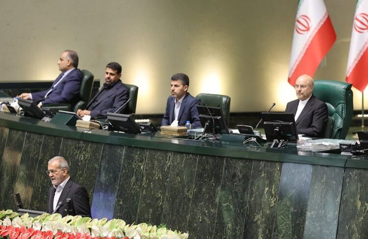 رئيس إيران يتعهد برفع العقوبات عن بلاده وإعادة التواصل مع العالم