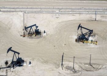 سعر النفط يتأرجح مع التركيز على قوة الدولار بعد محاولة اغتيال ترمب