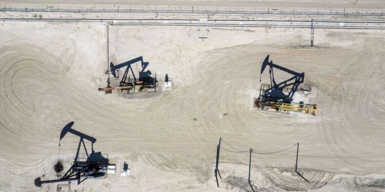 سعر النفط يتأرجح مع التركيز على قوة الدولار بعد محاولة اغتيال ترمب