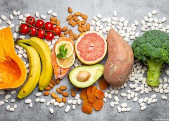 خبراء يحددون أطعمة تساعد على خفض نسبة الكولسترول في الدم