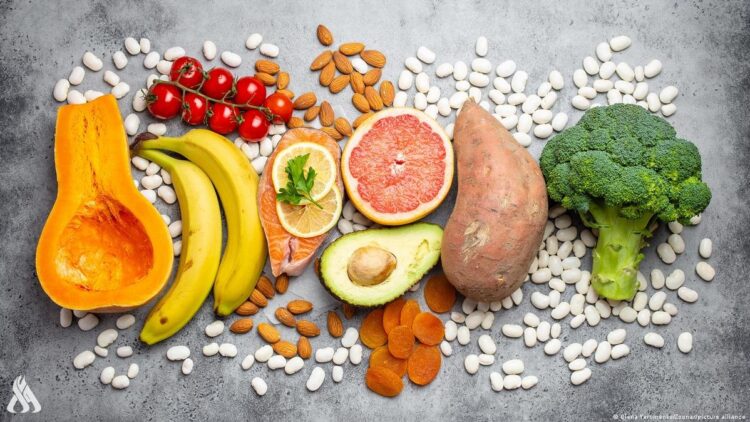 خبراء يحددون أطعمة تساعد على خفض نسبة الكولسترول في الدم