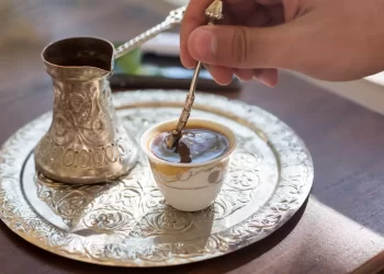 طبيب يحذر من شرب القهوة مباشرة بعد الاستيقاظ