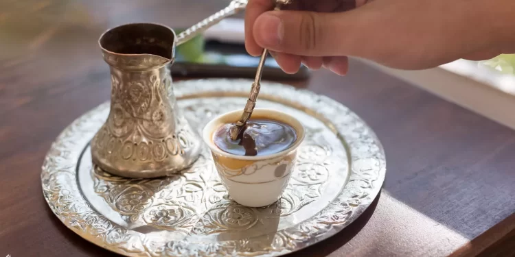 طبيب يحذر من شرب القهوة مباشرة بعد الاستيقاظ