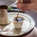 طبيب يحذر من شرب القهوة مباشرة بعد الاستيقاظ