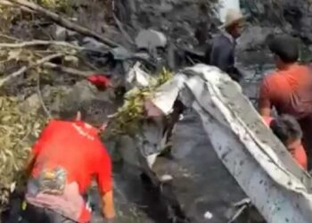 مسعفون يبحثون في مستنقع عن ركاب الطائرة المنكوبة