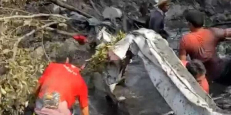مسعفون يبحثون في مستنقع عن ركاب الطائرة المنكوبة