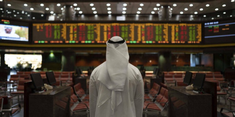 البورصة الكويتية تكتسي باللون الأحمر صباحاً بعد تراجعات الأسواق العالمية