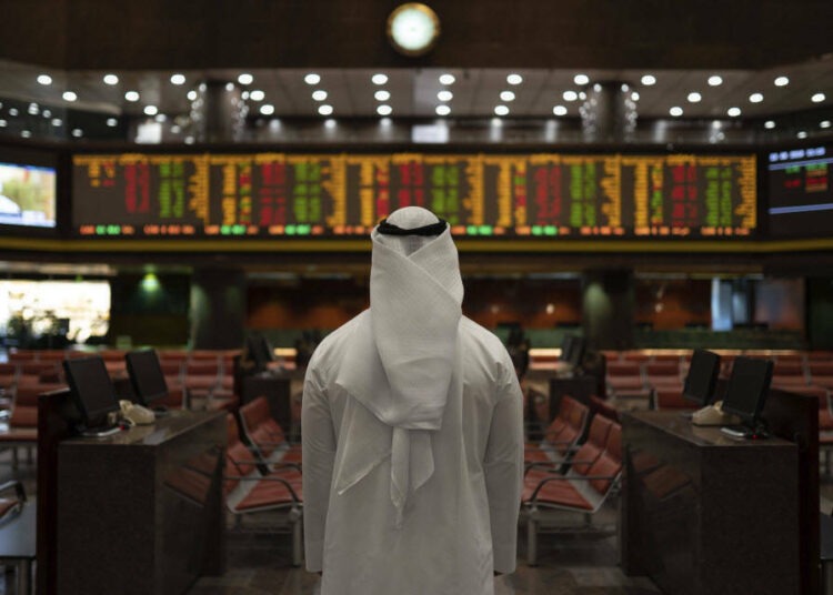 البورصة الكويتية تكتسي باللون الأحمر صباحاً بعد تراجعات الأسواق العالمية