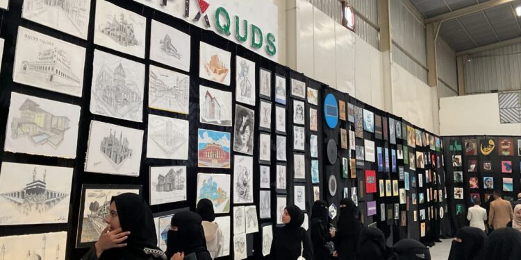 اليمن.. افتتاح المعرض الثامن للجرافيكس والفن التشكيلي حول القضية الفلسطينية بجامعة العلوم والتكنولوجيا بصنعاء