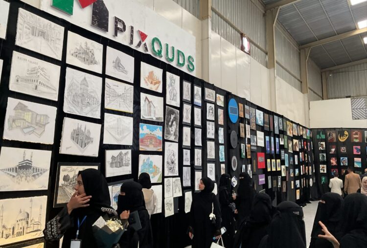 اليمن.. افتتاح المعرض الثامن للجرافيكس والفن التشكيلي حول القضية الفلسطينية بجامعة العلوم والتكنولوجيا بصنعاء