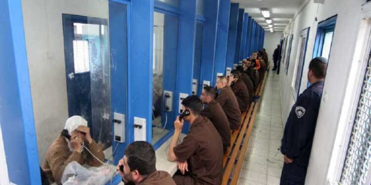 الجيش الإسرائيلي يفرج عن 40 أسيرا فلسطينيا