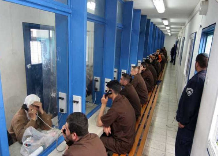 الجيش الإسرائيلي يفرج عن 40 أسيرا فلسطينيا