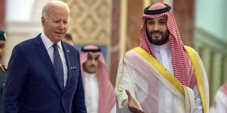 الولايات المتحدة سترفع القيود عن بيع الأسلحة الهجومية للسعودية