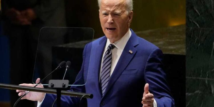 بالفيديو – بايدن يُغنّي!