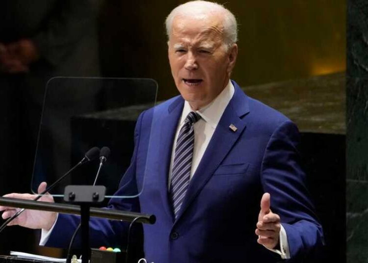 بالفيديو – بايدن يُغنّي!