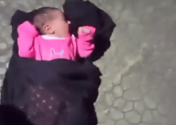 مشهد يدمي القلوب.. طفلة حديثة الولادة مرمية الى جانب الطريق في طرابلس!