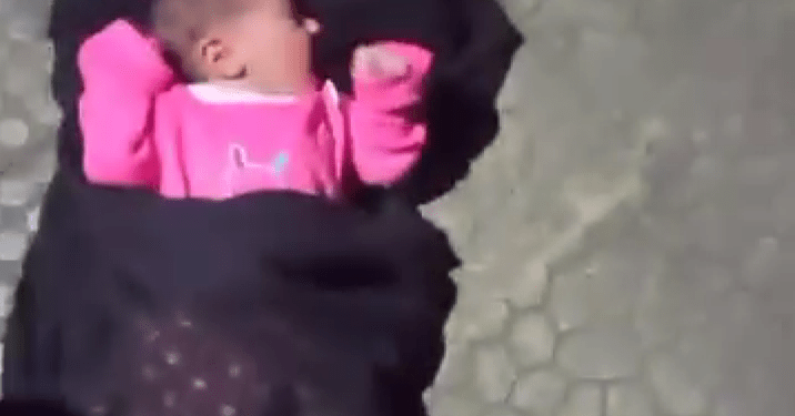 مشهد يدمي القلوب.. طفلة حديثة الولادة مرمية الى جانب الطريق في طرابلس!