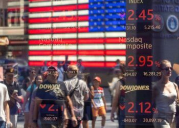 المتداولون يهرعون إلى صناديق “البجعة السوداء” للتحوط من انهيار أسواق المال