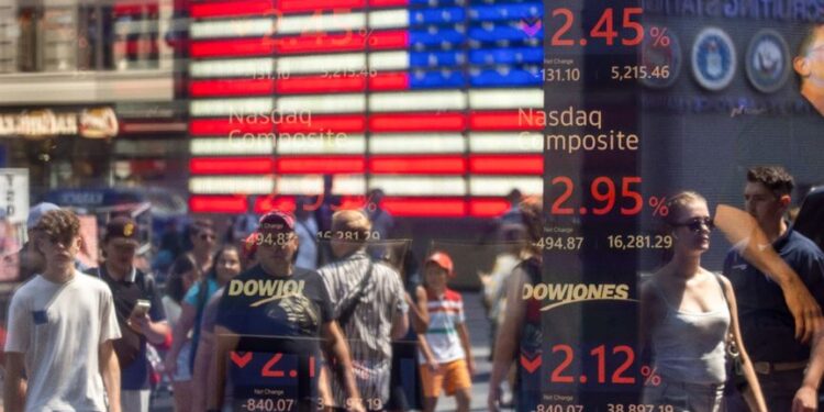 المتداولون يهرعون إلى صناديق “البجعة السوداء” للتحوط من انهيار أسواق المال