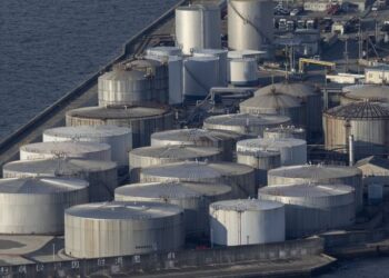 هبوط المخزونات الأميركية ترفع أسعار النفط