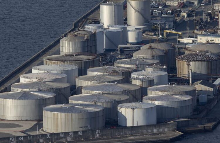 هبوط المخزونات الأميركية ترفع أسعار النفط