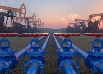 النفط يتجه لمكاسب أسبوعية وسط تحسن التوقعات لأميركا