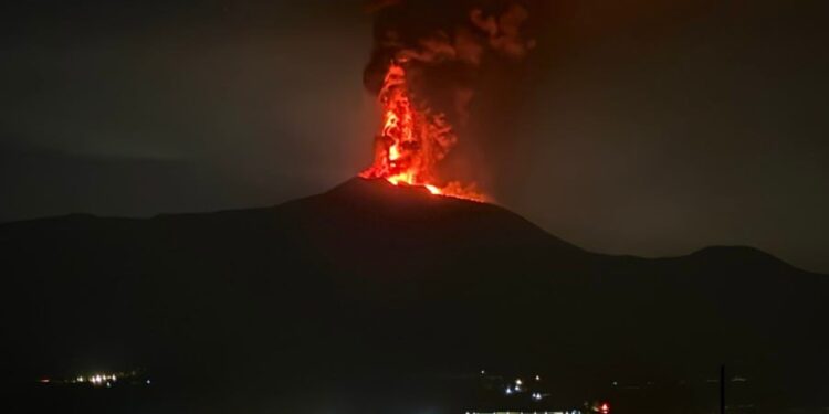 ثوران بركان إتنا في جزيرة صقلية الإيطالية