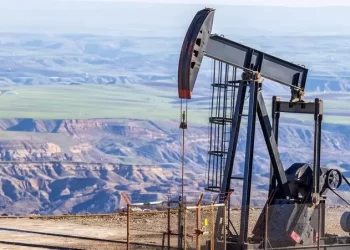 أسعار النفط تتجه لتحقيق مكسب أسبوعي