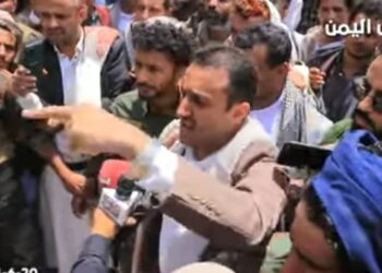 اليمن.. بعد يوم من المناشدة وقبل يومين من الاعدام.. شيخ يمني ينجح  في اعتاق رقبة سجينه وسجين من محافظة ريمة