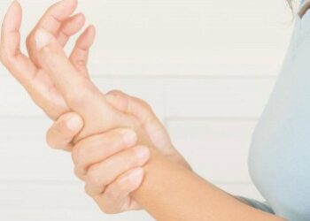 هل يمكن أن تكون آلام معصم اليد علامة على مشاكل في القلب؟