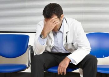 زوجته فضحته.. ضبط فيديوهات إباحية لطبيب مصري مع 24 سيدة