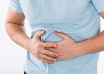 كيف يمكنك تحديدأسباب الم البطن وما هي الخطوات التالية التي يجب اتخاذها؟