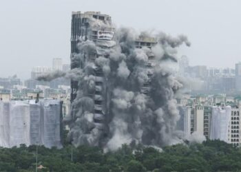 فيديو… لحظة إسقاط ناطحة سحاب تضررت من الأعاصير