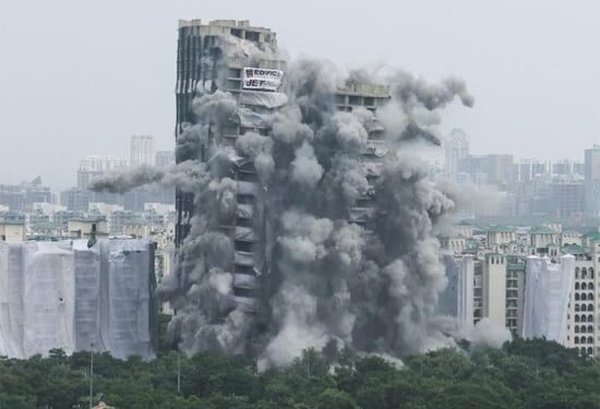 فيديو… لحظة إسقاط ناطحة سحاب تضررت من الأعاصير