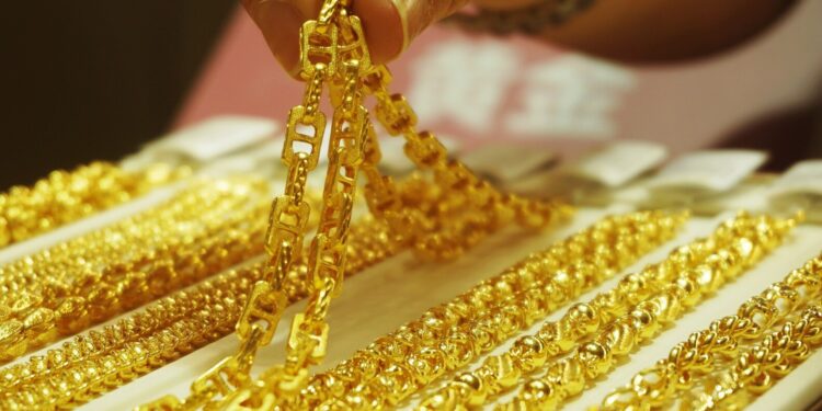 الذهب يتماسك قرب 2500 دولار ..