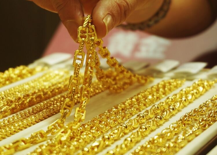 الذهب يتماسك قرب 2500 دولار ..