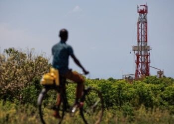 صعود أسعار النفط بعد أسبوع قاسٍ مع ترقب توقعات الطلب