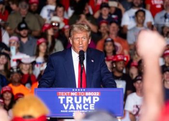 ستاندرد تشارترد”: الرهانات على فوز ترمب تدعم ارتفاع الدولار