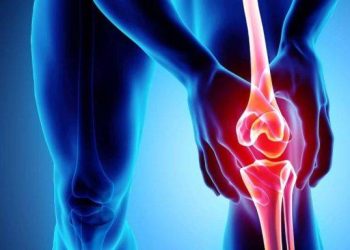 طرق فعالة لتخفيف آلام خشونة الركبة في المنزل