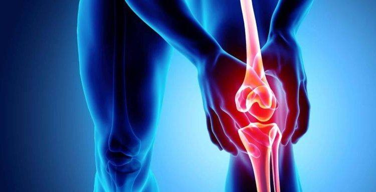 طرق فعالة لتخفيف آلام خشونة الركبة في المنزل