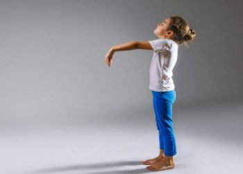 ما الذي يسبب المشي أثناء النوم؟