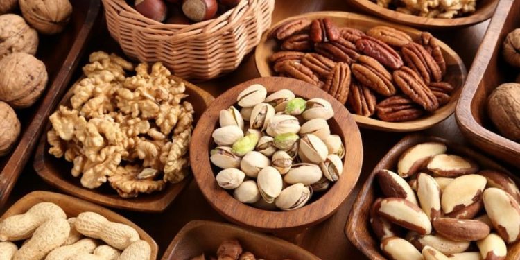 مكسرات قد تحمي أعيننا من العمى مع تقدم العمر