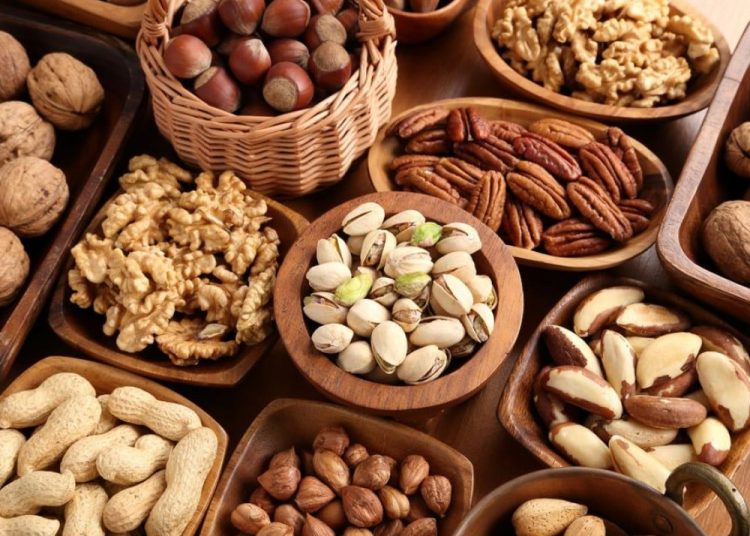 مكسرات قد تحمي أعيننا من العمى مع تقدم العمر