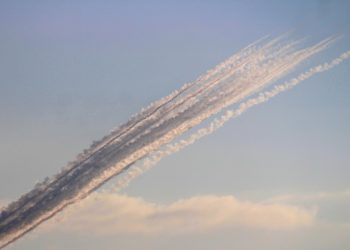 حز.ب الله يدكّ مستو.طنة “كفر فراديم”.. ويستهدف تجمعات الا.حتلال عند حافة الحدود