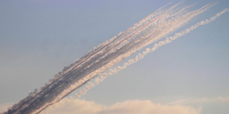 حز.ب الله يدكّ مستو.طنة “كفر فراديم”.. ويستهدف تجمعات الا.حتلال عند حافة الحدود