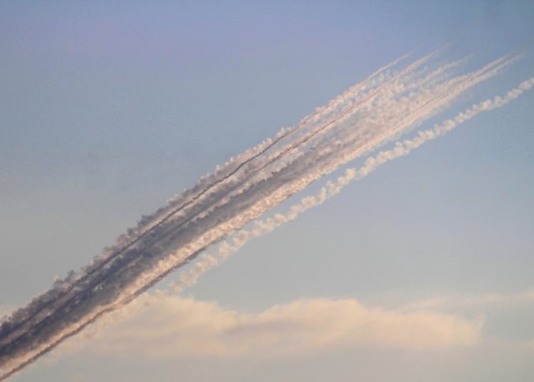 حز.ب الله يدكّ مستو.طنة “كفر فراديم”.. ويستهدف تجمعات الا.حتلال عند حافة الحدود