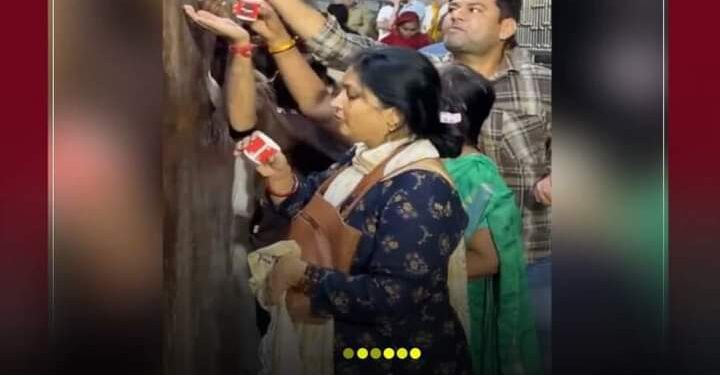 شرب هنود ناتج مكيفات الهواء بعد اعتقادهم بأنه مقدس