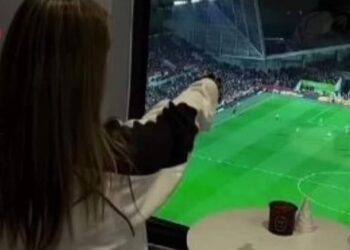 رجال يواعدون امرأة لسبب واحد موقع شقتها الفريد