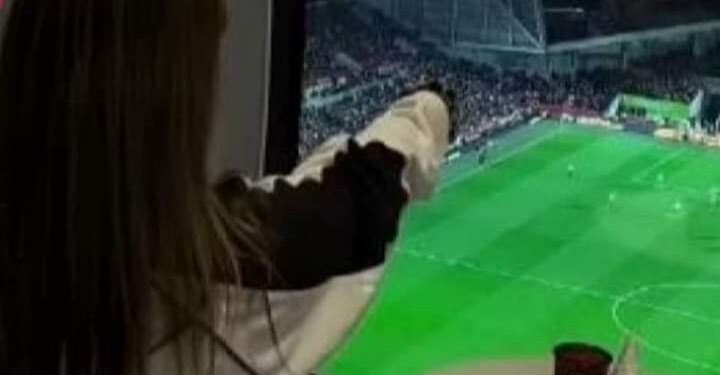 رجال يواعدون امرأة لسبب واحد موقع شقتها الفريد