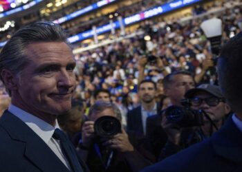 حاكم كاليفورنيا يتعهد بمحاربة ترامب